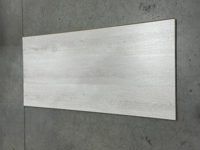 94 m2 laminaatvloer 8mm - afbeelding 1 van  3