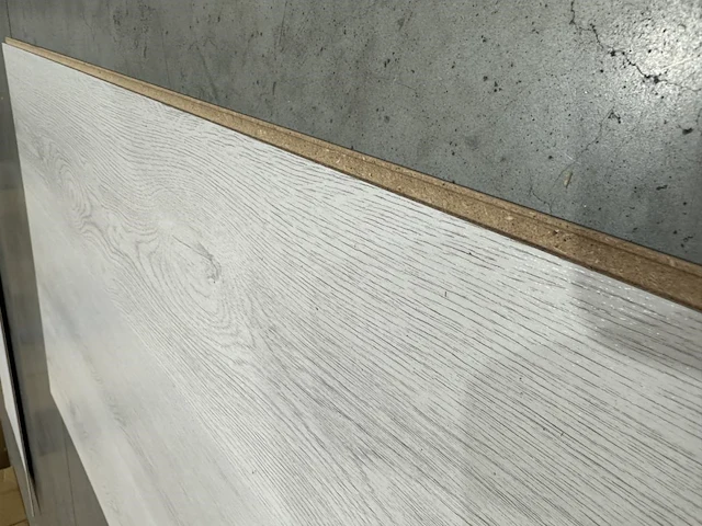 94 m2 laminaatvloer 8mm - afbeelding 2 van  3