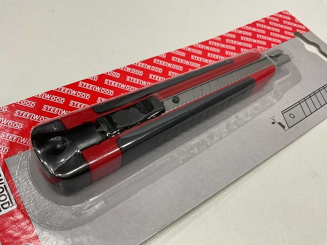 96 x afbreekmes met ijzeren geleider; inclusief 3 mesjes - afbeelding 3 van  3