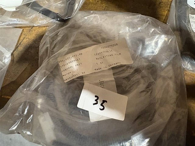 996,631,972,9b - afbeelding 1 van  2