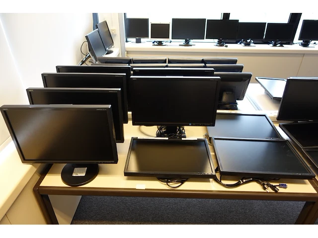 9x monitor nec mulitsync: 6x 22" e222w + 3x 23" e231w - afbeelding 1 van  5
