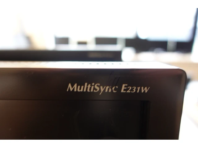 9x monitor nec mulitsync: 6x 22" e222w + 3x 23" e231w - afbeelding 4 van  5