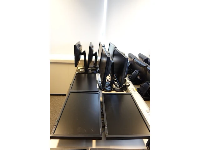 9x monitor nec mulitsync: 6x 22" e222w + 3x 23" e231w - afbeelding 5 van  5