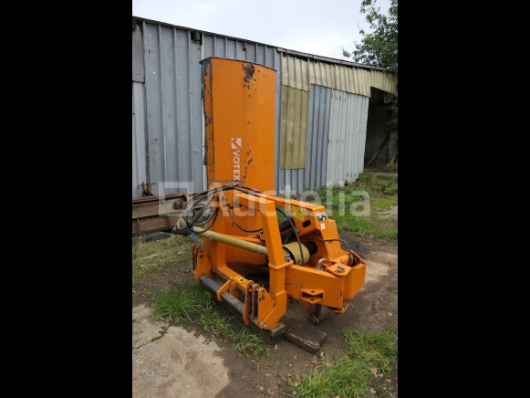 Aanhangwagens, maaiers, landbouwmachines en gereedschappen