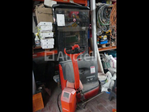 Aanhangwagens, steigers, stapelaars, generatoren, gereedschap Aanhangwagens, steigers, stapelaars, generatoren, gereedschap