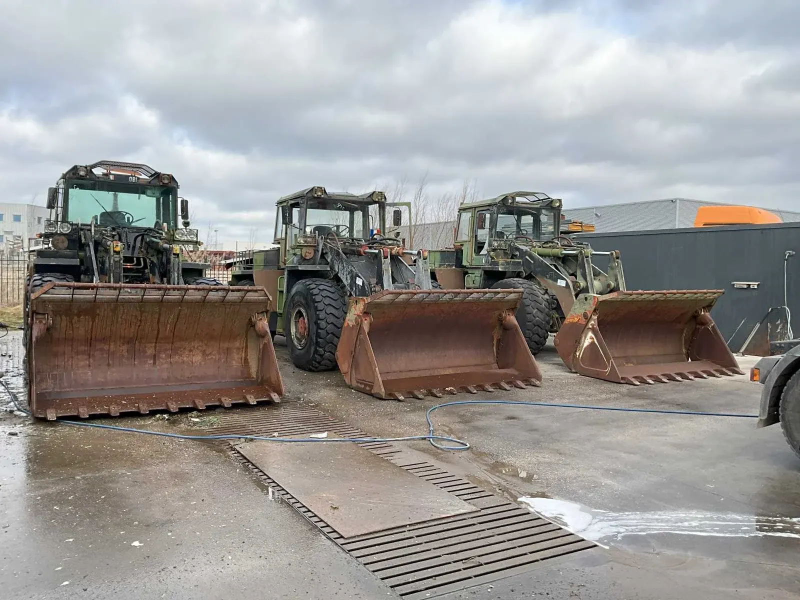 Aanhangwagens, wielladers, graafmachines en bulldozers