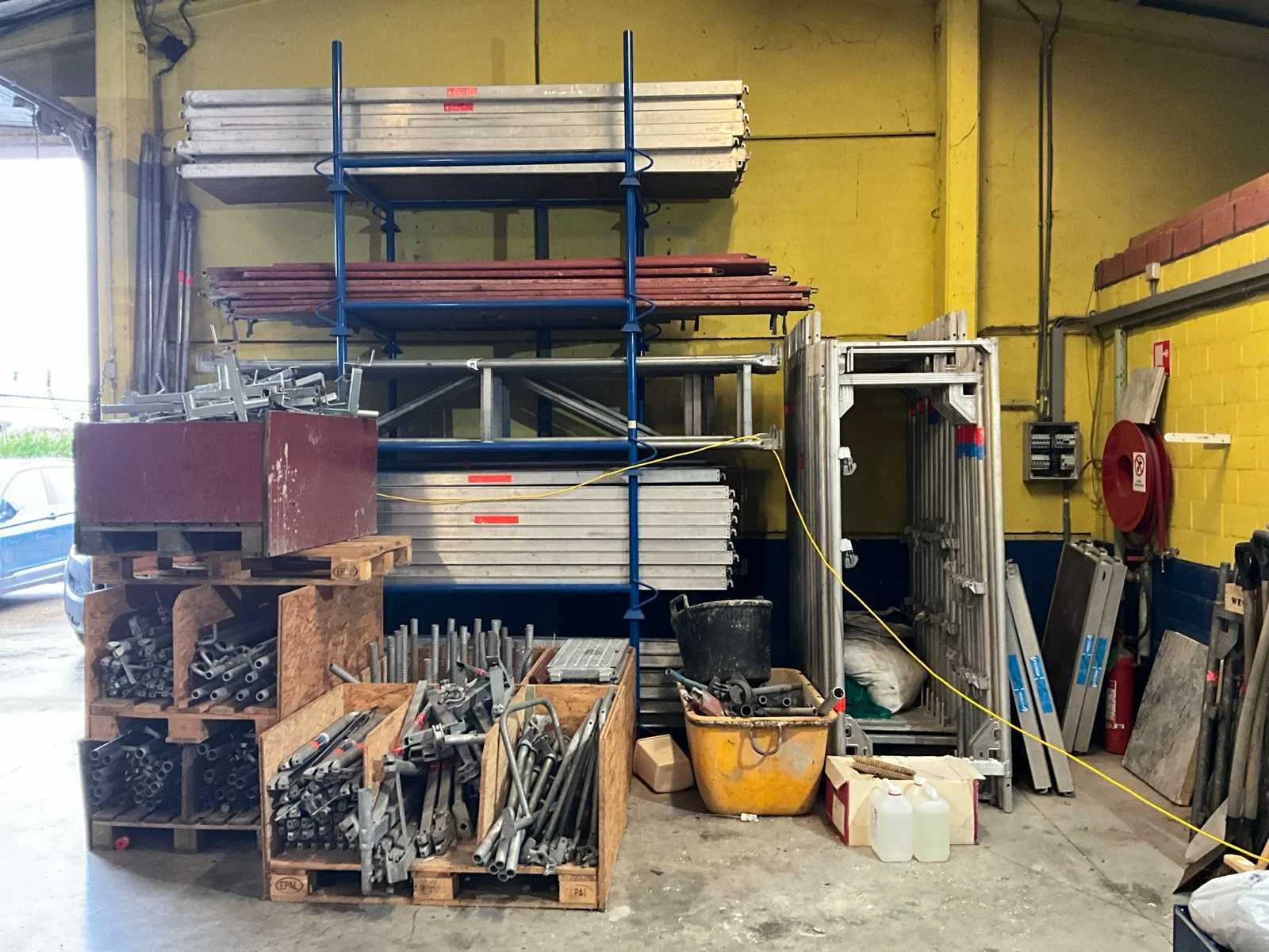 Aannemersmaterialen en bouwmaterialen dakwerker wegens faillissement