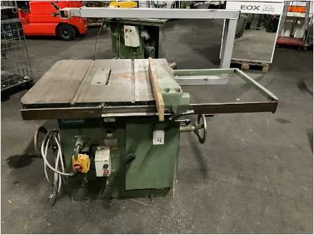 Aannemersmaterieel en houtvoorraad