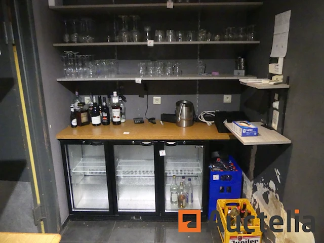 Aanrecht koelkast met 3 glazen deuren, planken en inhoud - afbeelding 2 van  9