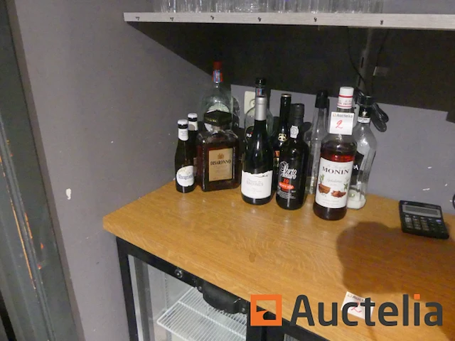 Aanrecht koelkast met 3 glazen deuren, planken en inhoud - afbeelding 6 van  9