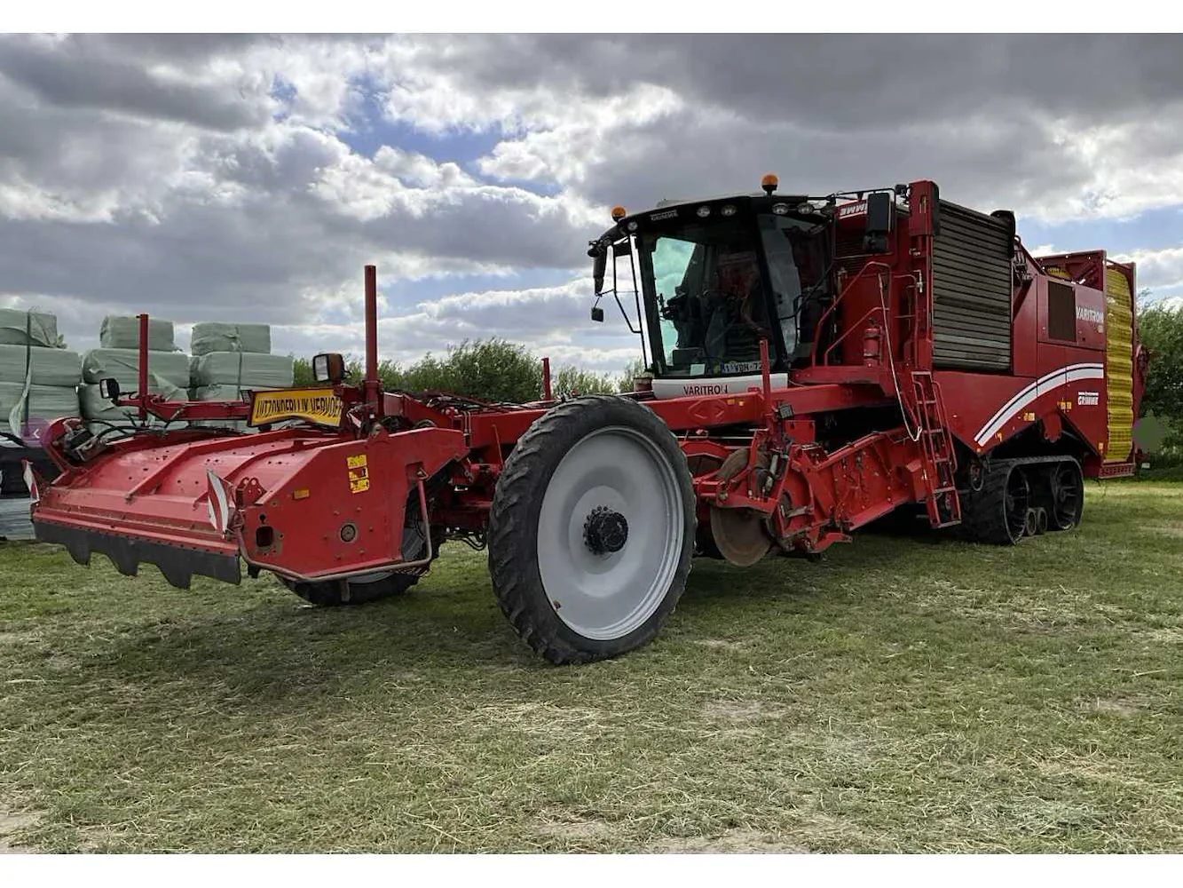 Aardappelrooier, verreiker en landbouwmachines aan verlaagd opgeld