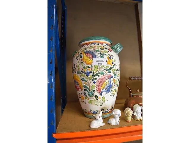 Aarden vaas met bloemen, koperen ketel, oude porseleinen luster, pvc bak met diverse glazen, 6 sierstukken - afbeelding 11 van  13