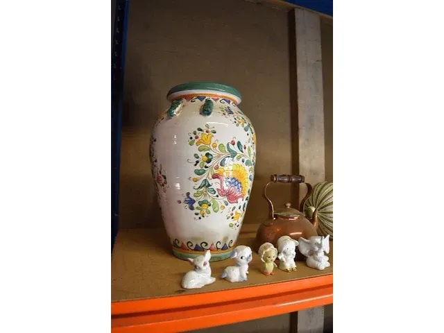 Aarden vaas met bloemen, koperen ketel, oude porseleinen luster, pvc bak met diverse glazen, 6 sierstukken - afbeelding 12 van  13