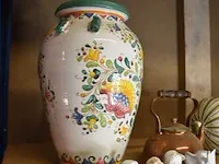 Aarden vaas met bloemen, koperen ketel, oude porseleinen luster, pvc bak met diverse glazen, 6 sierstukken - afbeelding 12 van  13