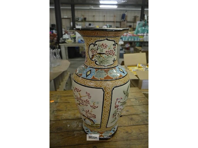 Aardewerk vaas met bloemenmotief - afbeelding 1 van  1