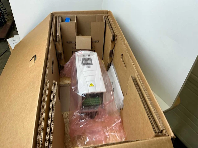Abb ach550-caruh-012a-4+n2006+x1558 frequentieregelaar - afbeelding 1 van  6