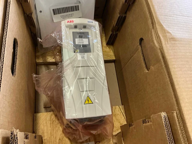 Abb ach550-caruh-012a-4+n2006+x1558 frequentieregelaar - afbeelding 2 van  9