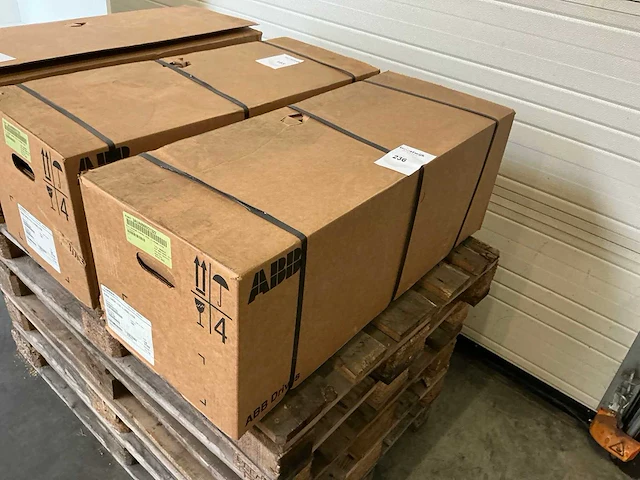 Abb ach550-caruh-012a-4+n2006+x1558 frequentieregelaar - afbeelding 6 van  7