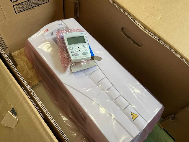 Abb ach550-uh-046a-2+v944 frequentieregelaar - afbeelding 4 van  6
