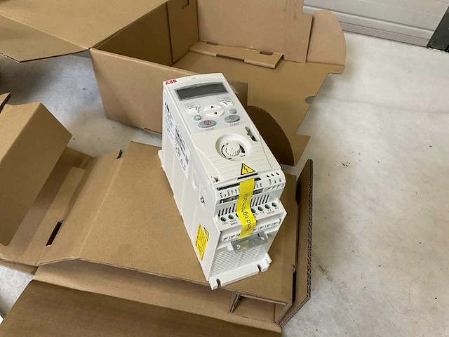 Abb acs150-03u-01a2-4 frequentieregelaar (2x) - afbeelding 4 van  9