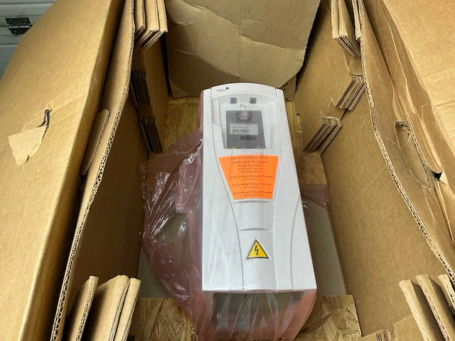Abb / johnson controle ayk550-uh-08a8-4+k465+p918 frequentieregelaar - afbeelding 2 van  8