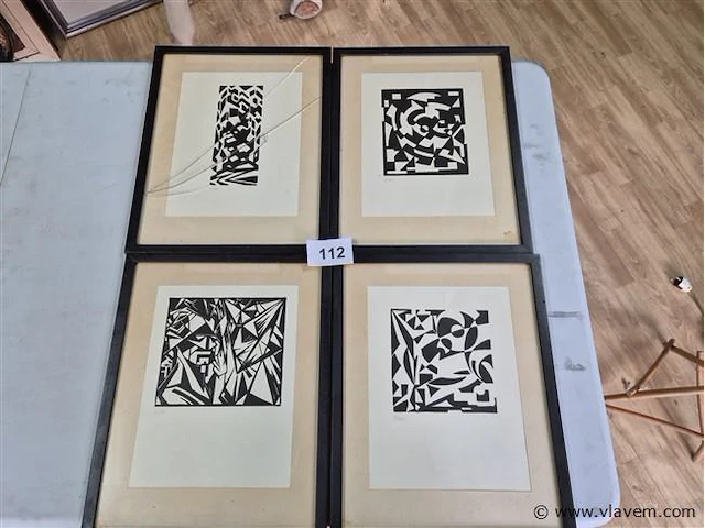 Abstracte tekeningen 4 stuks, 1 glas gebroken - afbeelding 1 van  5