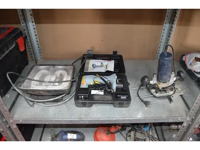 Accu compressor tofcraft xyz 185 in koffer met lader, frees ferm fbf6e, werflamp (17,20,22) - afbeelding 1 van  7