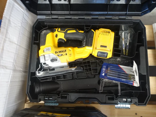 Accu decoupeerzaag dewalt - afbeelding 1 van  4