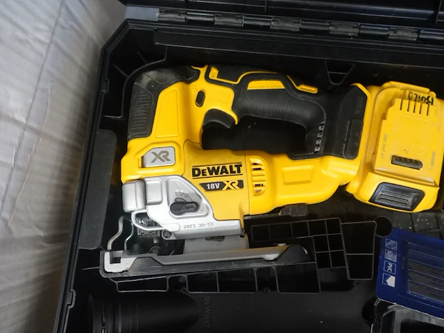 Accu decoupeerzaag dewalt - afbeelding 2 van  4