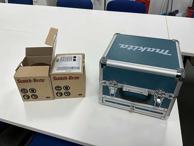 Accu-kitspuit makita dcg180 + diversen - afbeelding 15 van  26
