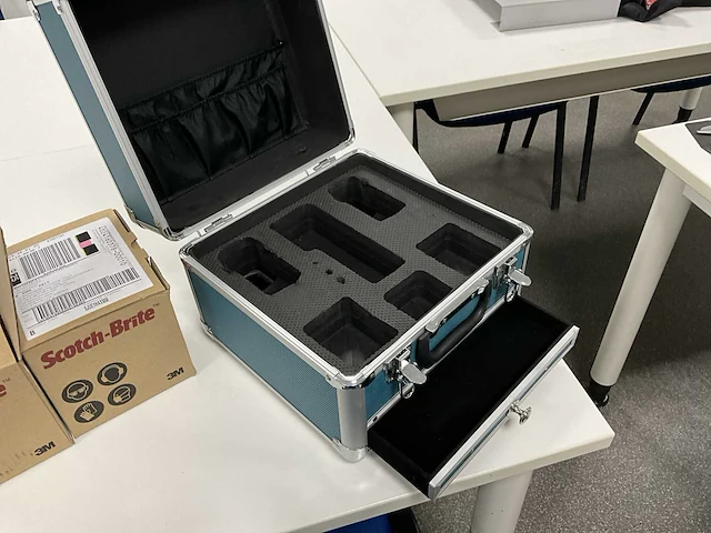 Accu-kitspuit makita dcg180 + diversen - afbeelding 16 van  26