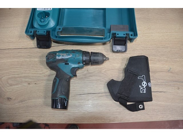 Accu schroefmachine makita met lader en accu in koffer (b403) - afbeelding 4 van  5