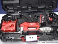 Accu vetspuit milwaukee m18 met lader en 2 batterijen, in koffer - afbeelding 1 van  2