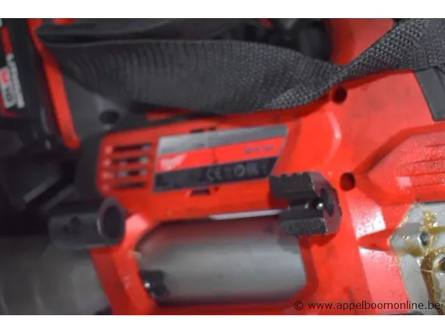 Accu vetspuit milwaukee m18 met lader en 2 batterijen, in koffer - afbeelding 2 van  2
