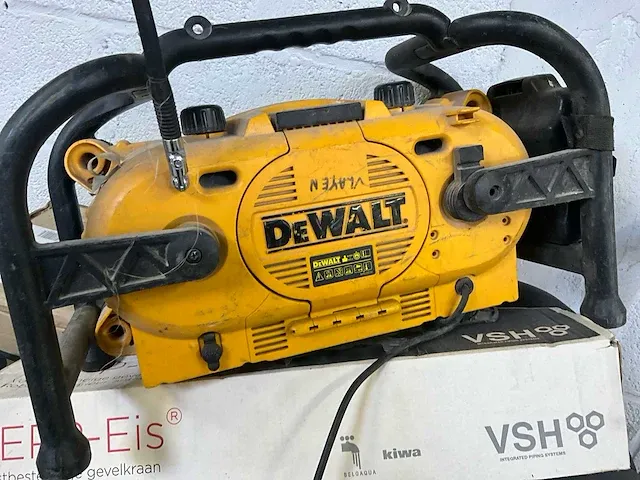 Accu werfradio dewalt dc011 - afbeelding 2 van  3