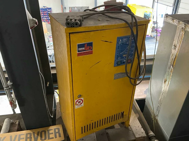 Acculader heftruck - afbeelding 1 van  4