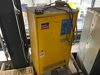 Acculader heftruck - afbeelding 1 van  4