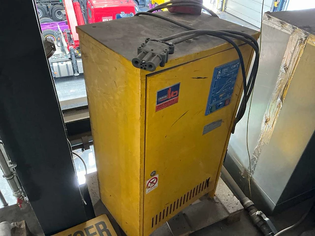 Acculader heftruck - afbeelding 4 van  4