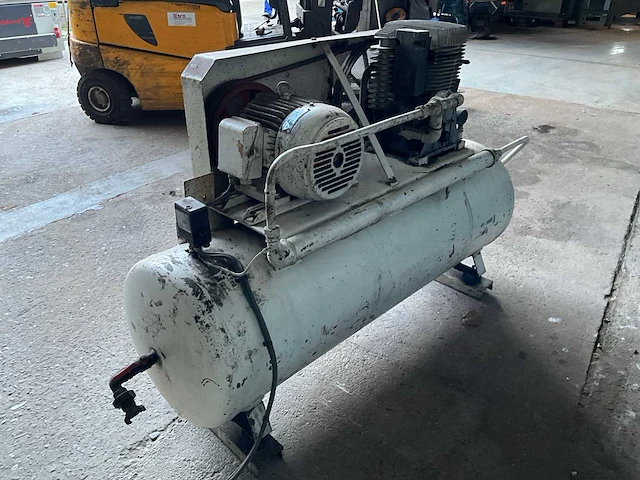 Acec luchtcompressor 5,5 kw - 230/400 v - getest in werkende toestand - afbeelding 8 van  15
