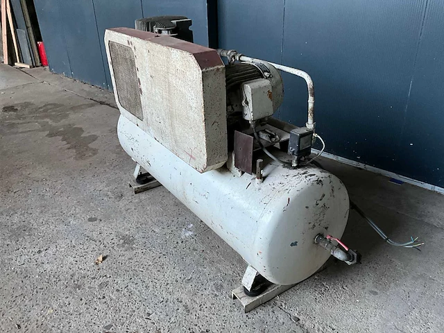 Acec luchtcompressor 5,5 kw - 230/400 v - getest in werkende toestand - afbeelding 10 van  15