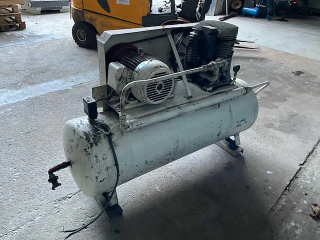 Acec luchtcompressor 5,5 kw - 230/400 v - getest in werkende toestand - afbeelding 12 van  15