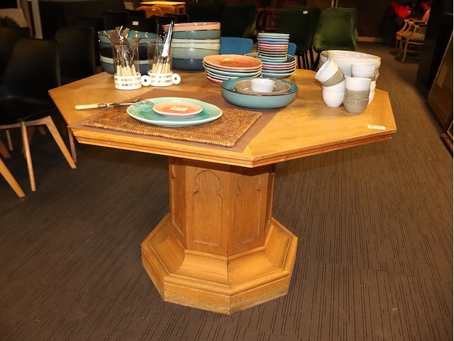Achthoekige tafel - afbeelding 1 van  3