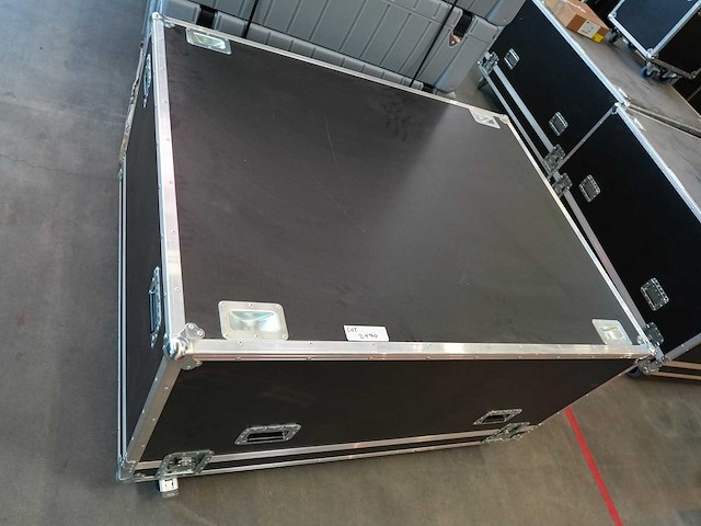 Aed - flightcase for panasonic pt-rq50 + rental frame - video - afbeelding 1 van  3