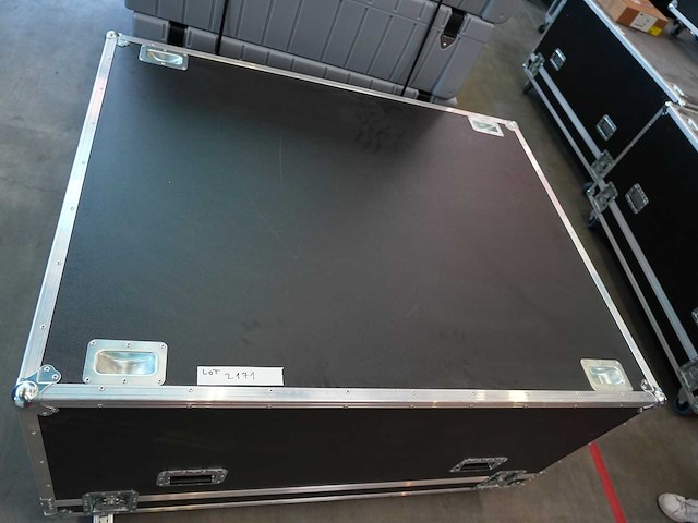 Aed - flightcase for panasonic pt-rq50 + rental frame - video - afbeelding 1 van  3