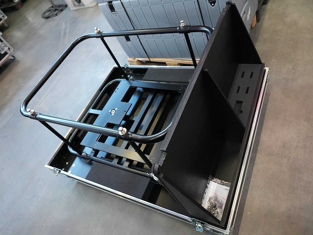 Aed - flightcase for panasonic pt-rq50 + rental frame - video - afbeelding 3 van  3