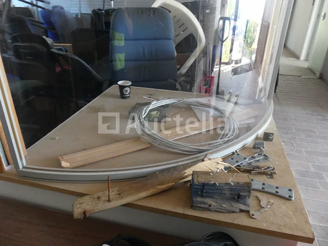 Afgeronde plexiglas wand - afbeelding 1 van  4