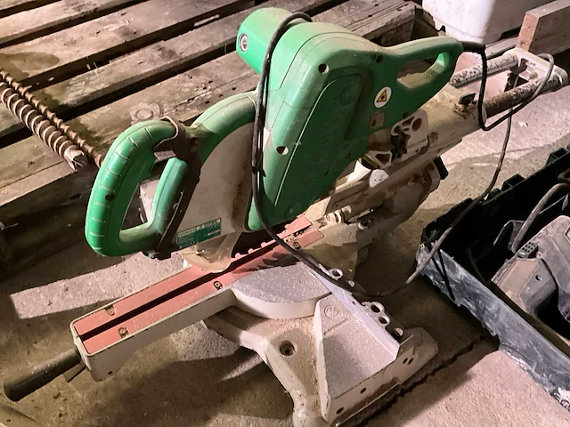 Afkortzaag hitachi c10fsh - afbeelding 3 van  5