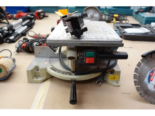 Afkortzaag makita - afbeelding 1 van  3