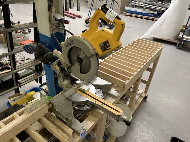 Afkortzaagmachine dewalt - afbeelding 2 van  3