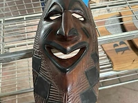 Afrikaans masker sculptuur - afbeelding 2 van  4